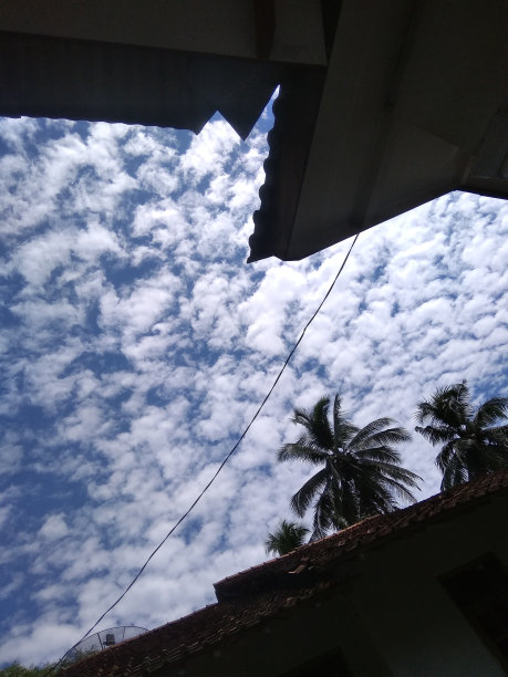 在一个村庄，从下面看蓝天和美丽的云图片下载