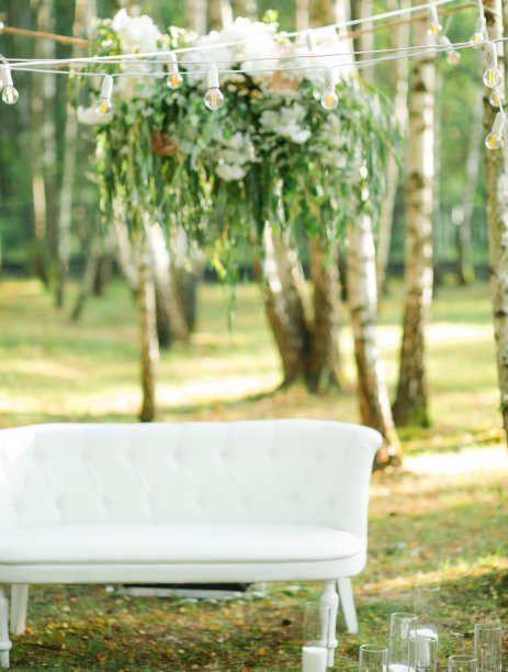 装饰，森林里的花艺，婚礼的细节图片下载