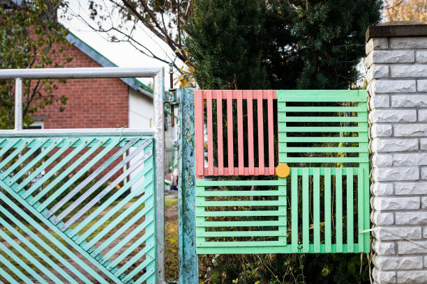 彩色木板栅栏。建筑细节和街景图片下载