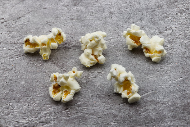 新鲜的爆米花孤立在灰色的混凝土背景上。图片下载