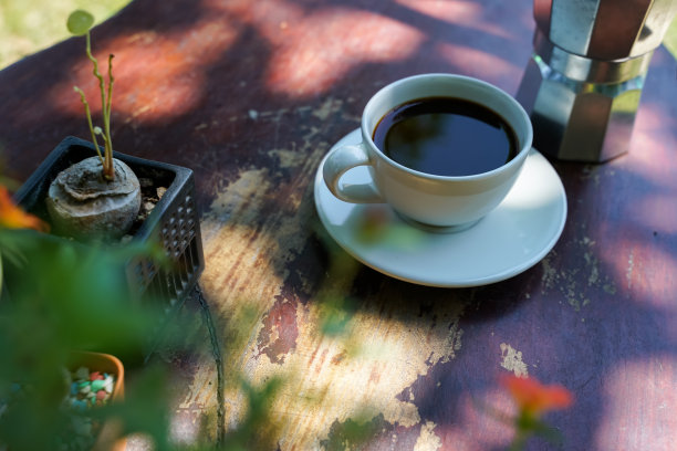 热黑咖啡在一个白色的杯子，咖啡是一种受欢迎的饮料在世界各地。图片下载