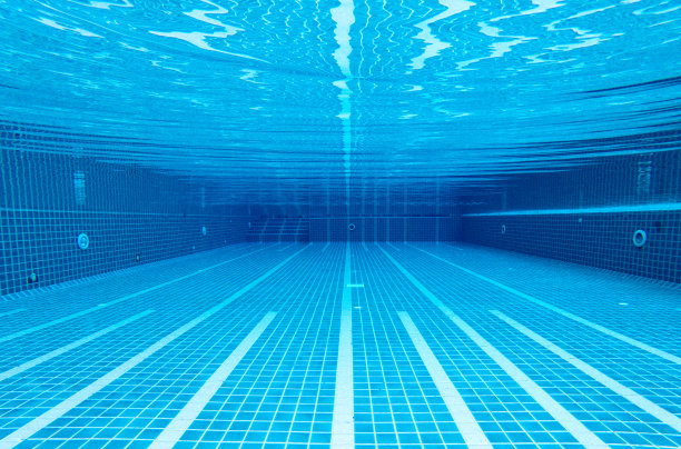度假村游泳池的水下图像图片下载