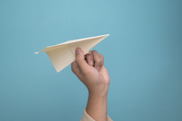 男人手里拿着平面纸图片下载