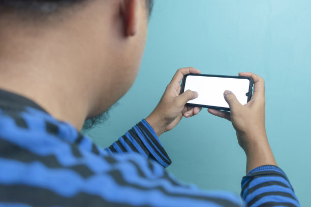 年轻人在室内玩游戏图片下载