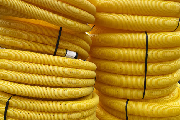 带穿孔波纹的大型电缆线轴图片下载