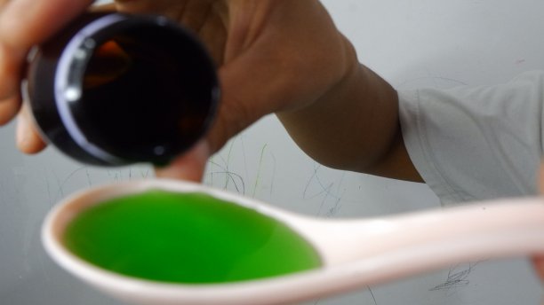 护士拿着药瓶和药勺，图片下载