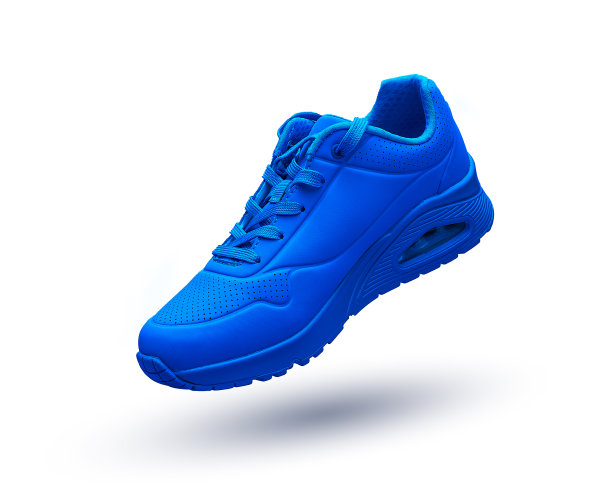 飞行的蓝色运动鞋在白色背景。时尚的现代皮革运动休闲鞋。图片下载