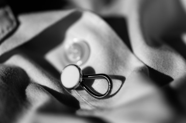 白色礼服衬衫上的纽扣加长器可以增大尺寸图片下载