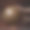 孩子们的玩具是各种各样的幻想，梦想把孩子的想象力带入了梦幻的不真实的游戏世界，照片中女孩的手拿着一个棕色的气球图片下载