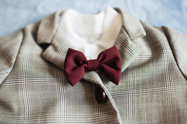 男式西装时尚背景。小男人打扮起来。婴儿洗礼仪式准备。新生儿的衣服。图片下载