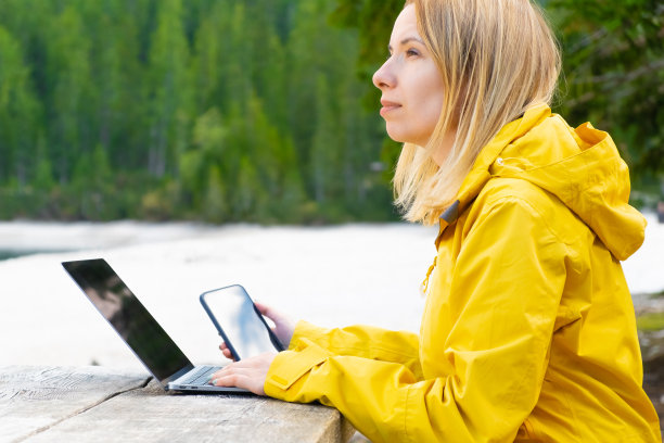 女孩若有所思地望着远方，想着大自然中的一个新项目。图片下载