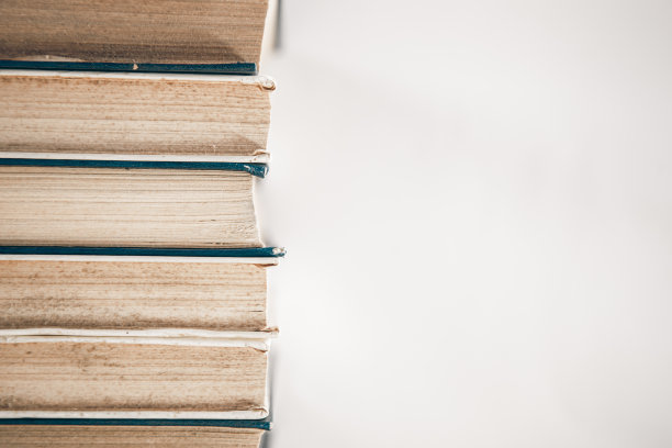 旧书堆在白色的背景上。图片下载