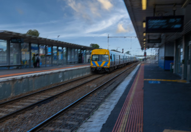 在澳大利亚维多利亚州墨尔本，一辆通勤列车正在接近火车站图片下载