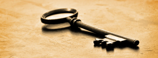 旧木头上的旧钥匙图片下载