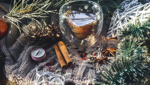圣诞背景与香料和装饰细节的针织背景。图片下载