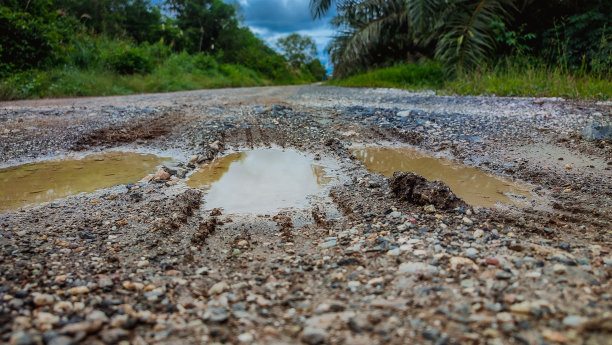 乡间破败的道路图片下载