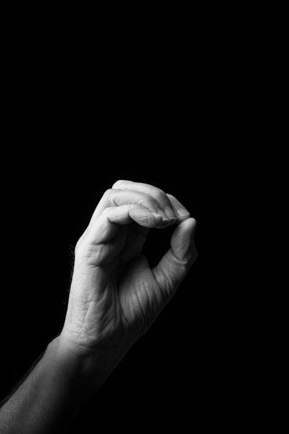 用手示范日本手语字母“O”或“”，有空格图片下载