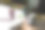 一名女子为广告和社交媒体拍摄桑椹奶昔的照片图片下载
