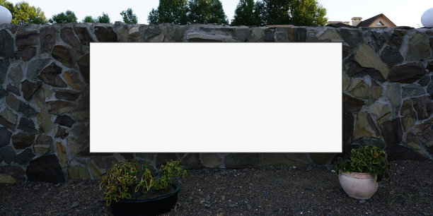 镇街石墙上横挂的白色空横幅图片下载