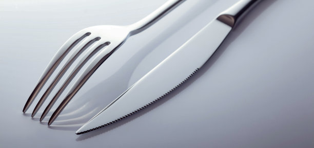 刀叉放在白色的背景上。图片下载