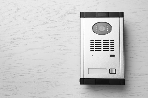 现代对讲机门站在白色木质表面，俯视图。空间的文本图片下载