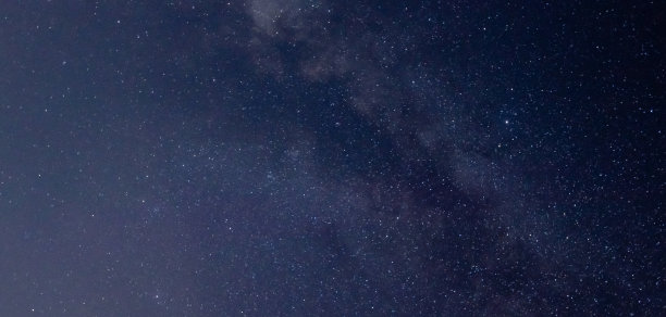 全景蓝色的夜空，银河和深色背景上的星星。宇宙充满了恒星，星云和星系噪音和颗粒。照片采用长曝光，选择白平衡。选择focus.amazing图片下载