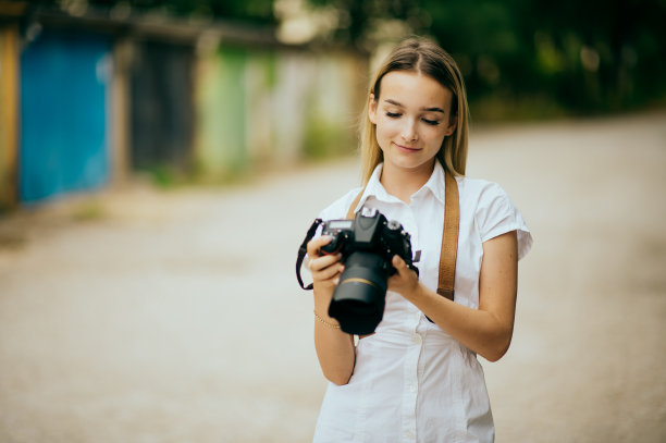 夏日街头的女摄影师图片下载