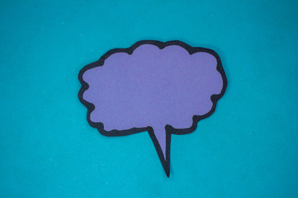 蓝色背景上孤立的空白语音气泡图片下载