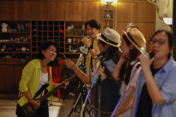 晚餐后在私人俱乐部娱乐图片下载