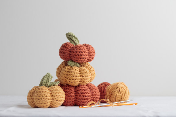 可爱的钩针针织黄色和橙色的南瓜白色背景图片下载