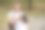 夏日街头的女摄影师图片下载