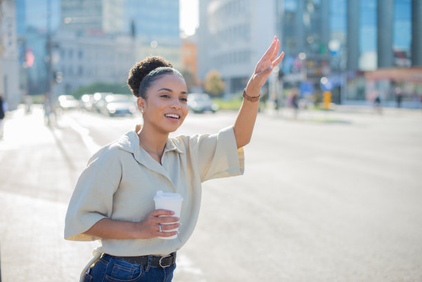 成年女子叫出租车图片下载