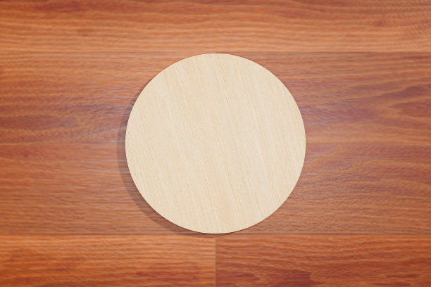 浅色木质圆形舞台在较暗的木质表面上图片下载