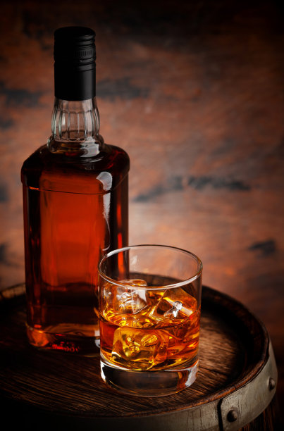 一杯加冰块和一瓶的威士忌图片下载