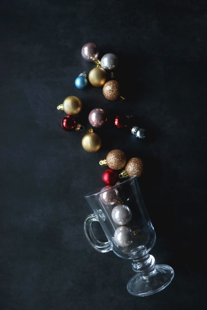 带有圣诞装饰品的高脚杯图片下载