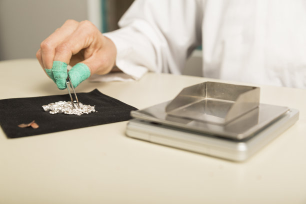 一个人用数字称称银粒的重量图片下载