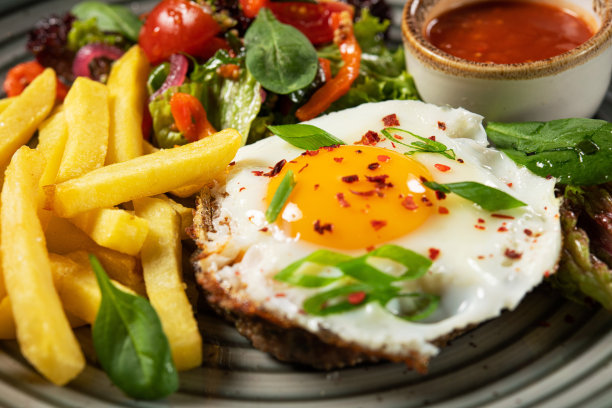 丰盛的早餐，有煎蛋，炸薯条图片下载