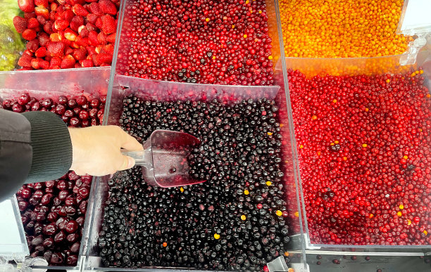 在市场上买水果和浆果图片下载