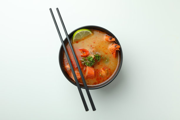 美味的冬阴汤在白色的背景图片下载