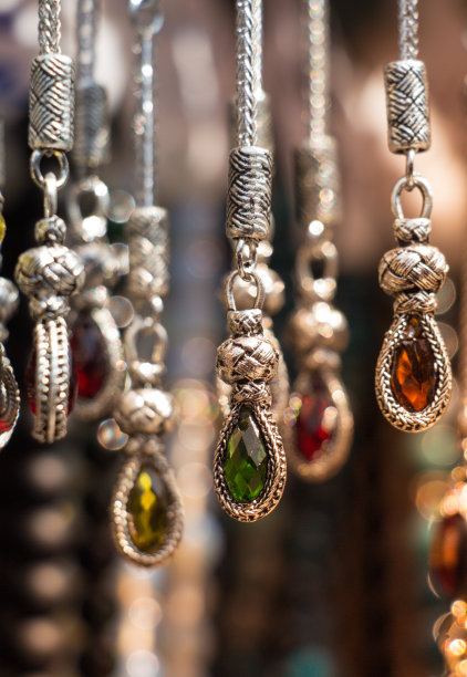 垂直的挂着五颜六色的珍贵珠宝项链图片下载