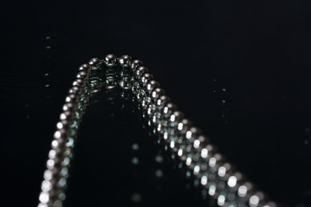 在黑色背景上分离的珠子的选择性聚焦镜头图片下载