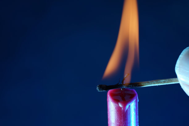 用火柴棒点燃蜡烛的特写镜头图片下载