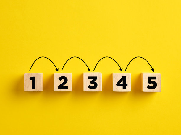 循序渐进的商业计划，遵循程序或解决问题的理念。木块上有箭头的数字。图片下载