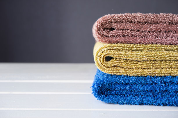 叠舒适的针织毛衣在白色的背景。图片下载