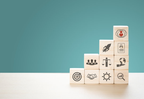 核心价值观的概念，关于业务、客户、员工和公司成长的企业价值观。公司的行动是有原则指导的。扁平木立方体上的核心价值图标。图片下载