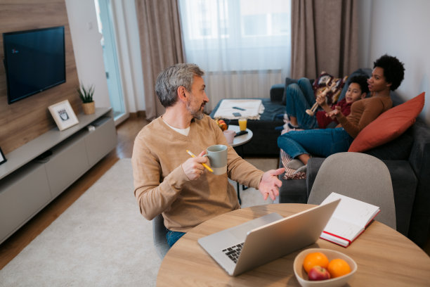 有家室的男人在工作图片下载