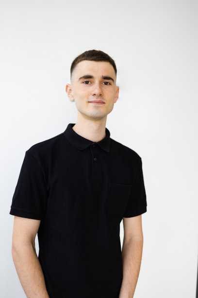 身穿白色背景黑色polo衫的年轻人图片下载