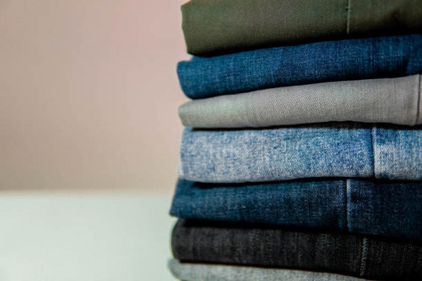 叠得整整齐齐的牛仔裤图片下载