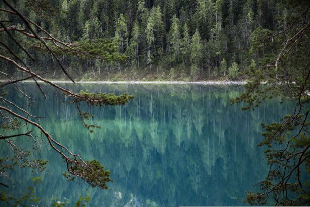健康生活方式的概念是在奥地利阿尔卑斯山脉的神奇湖泊中呼吸新鲜清洁的山间空气，享受纯净碧蓝的湖水图片下载