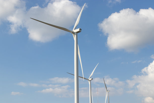 风力涡轮机在蓝天下发电。图片下载